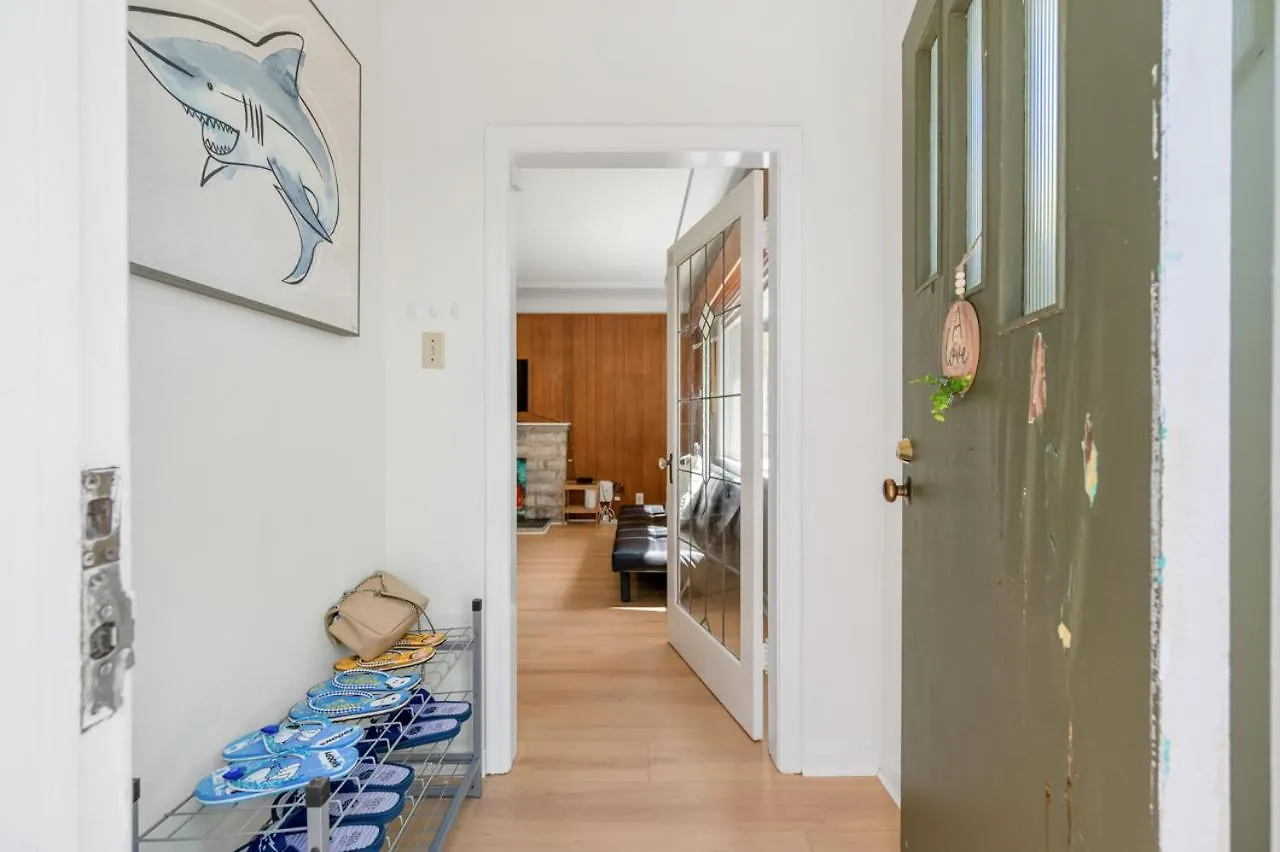 Cozy & Stylish 2Br Suite In East Vancouver